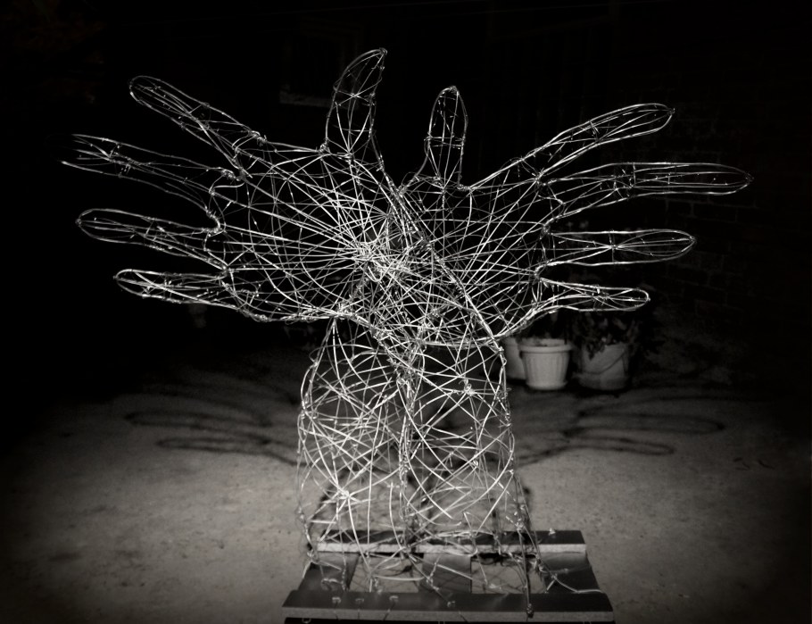 Скульптурные композиции из проволоки