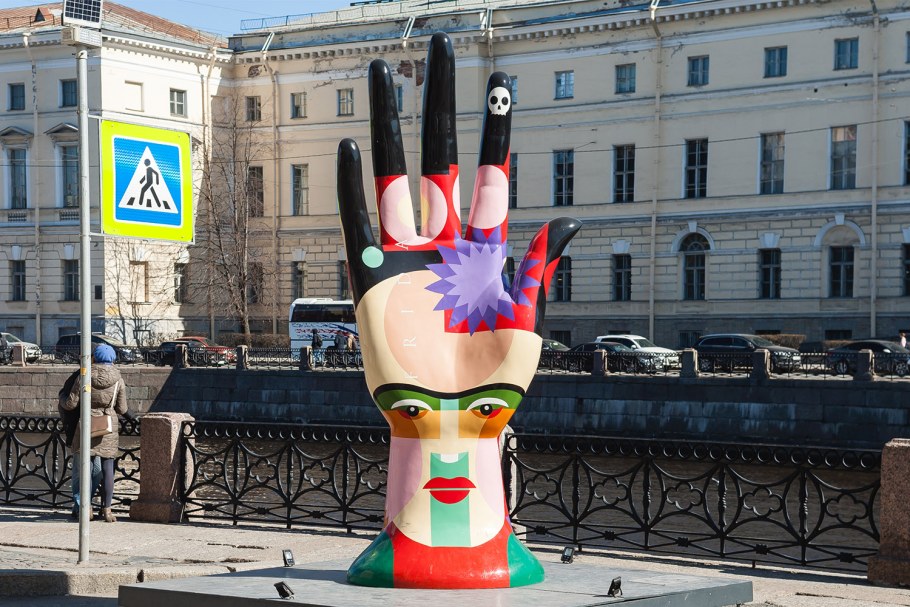 Инсталляция «рука художника