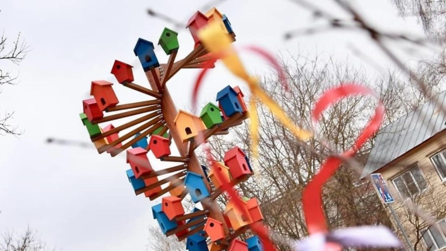 Арт объект скворечники