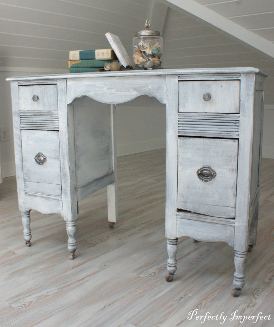 Крашеный деревянный комод