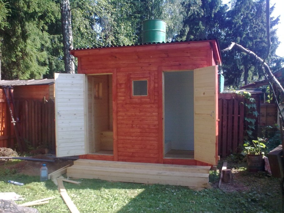 Кирпичный туалет с душем