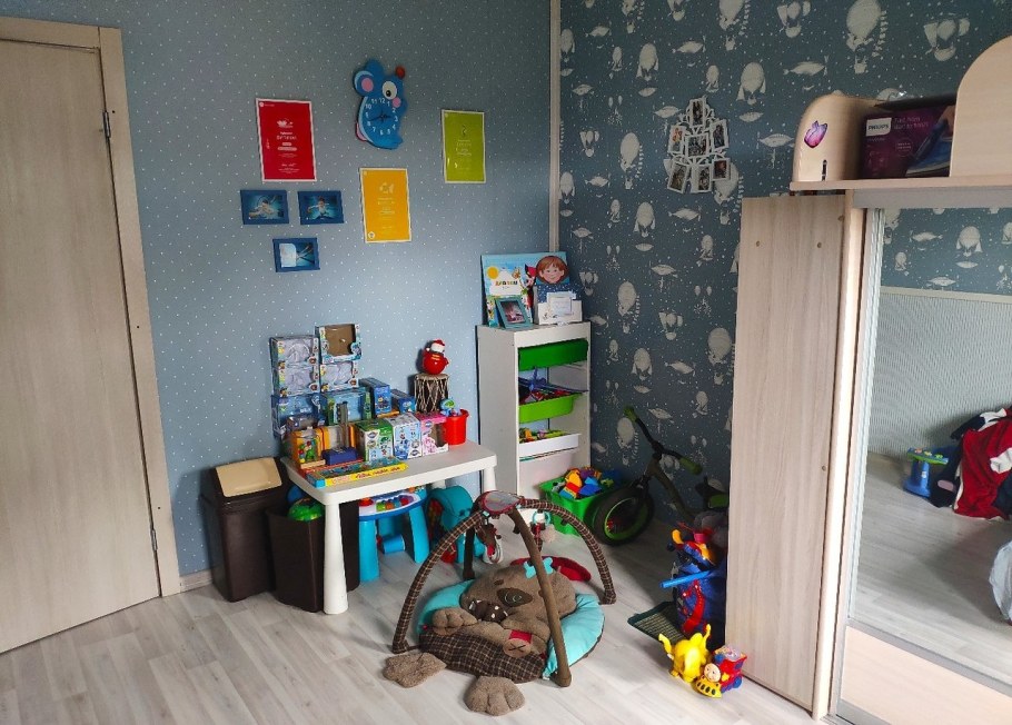 Комната с зелеными стенами