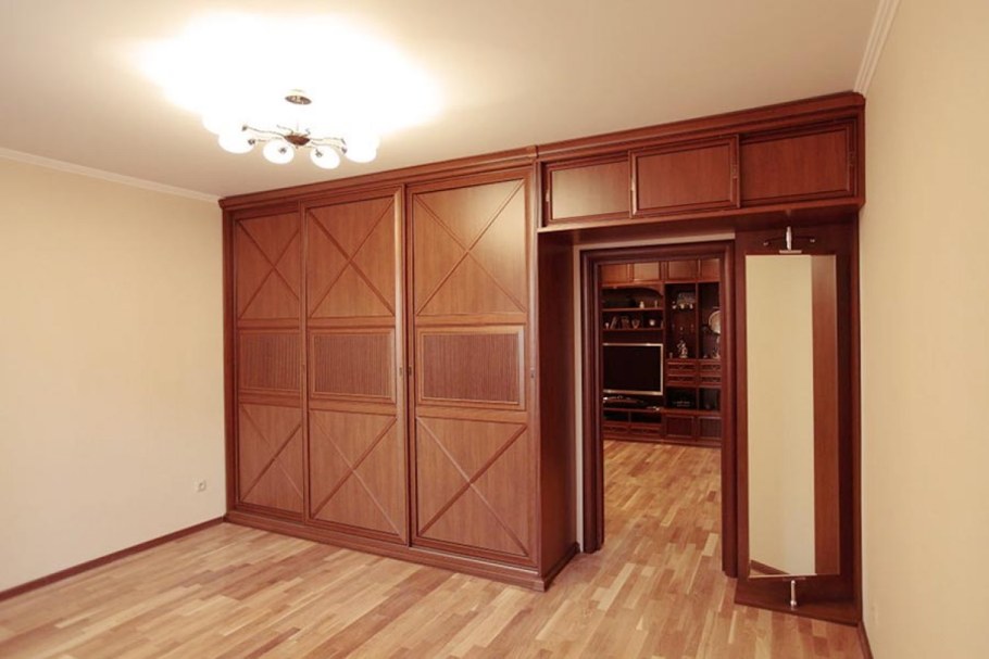 Шкаф купе и натяжной потолок