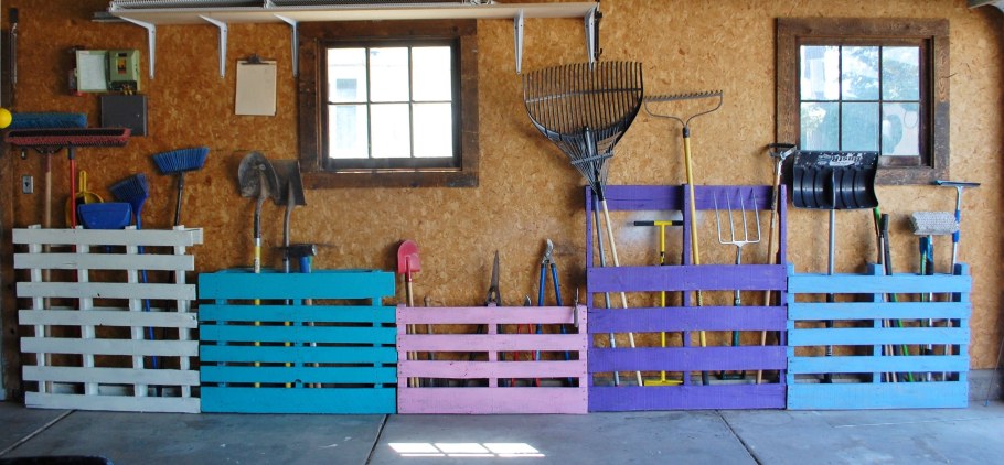 Подставка для инвентаря из поддонов