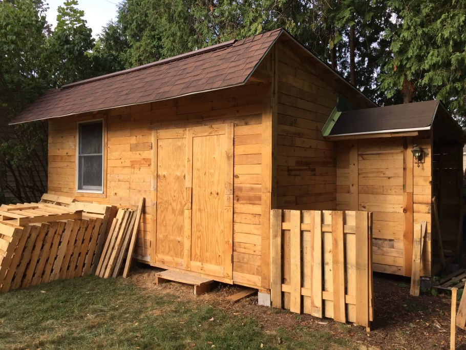 Хозпостройки из досок на даче