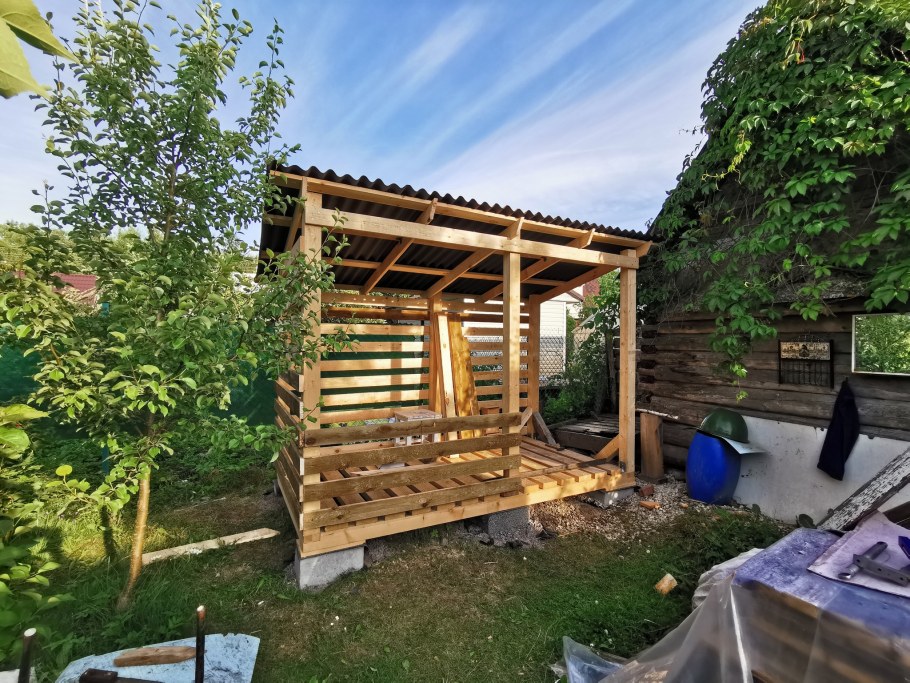 Дровник на даче с беседкой