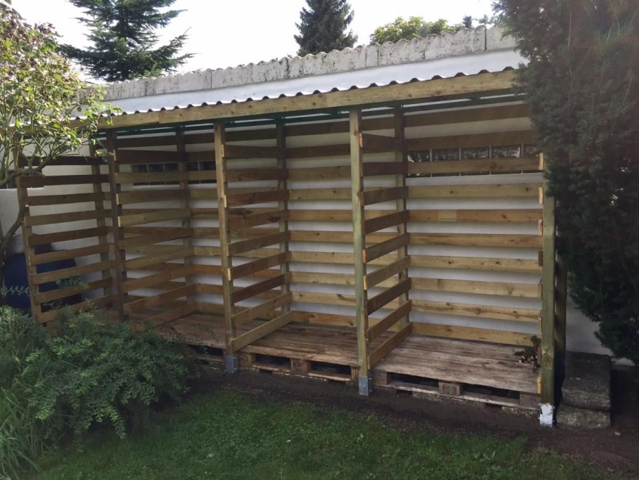 Поленница из поддонов