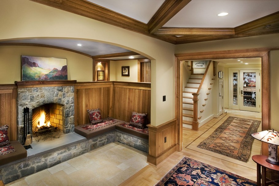 Гостиная с камином в цокольном этаже