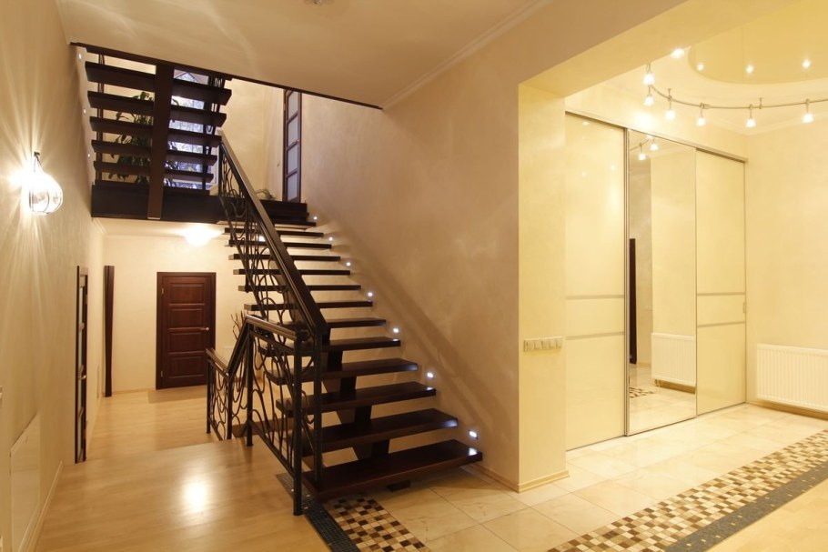 Прихожая с лестницей в подвал