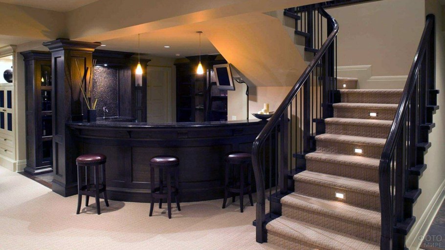 Барная стойка и лестница на второй этаж