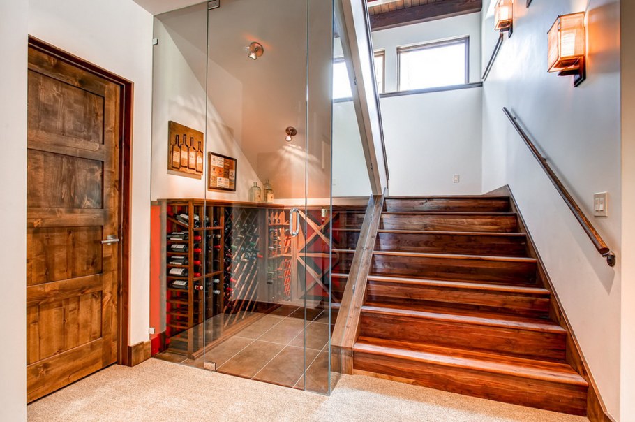 Дверь под лестницей