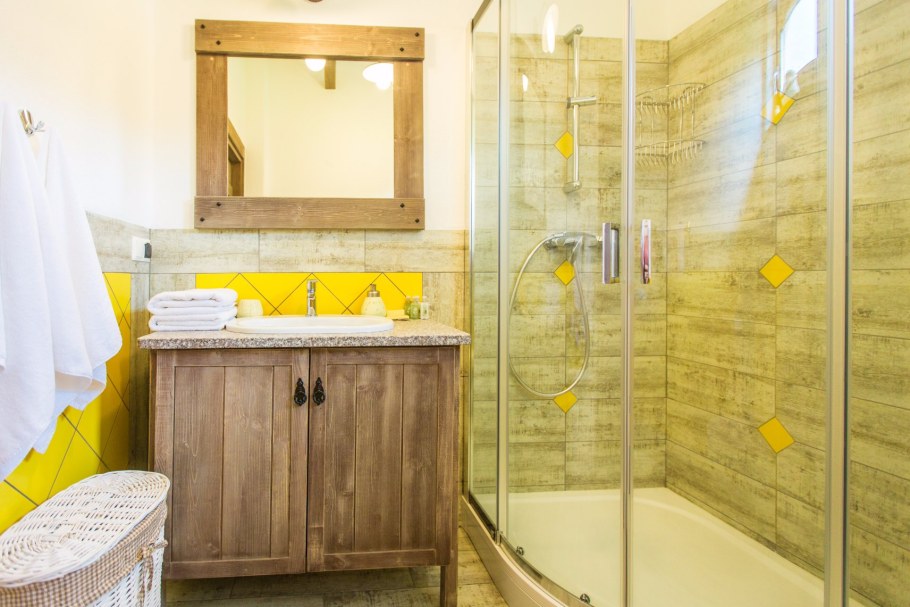 Ванна в желтом цвете