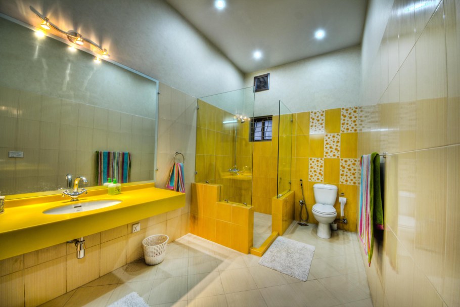 Ванная в желтом цвете