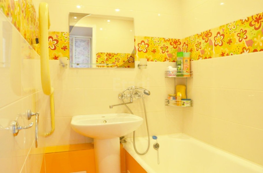 Желтая плитка для ванной комнаты