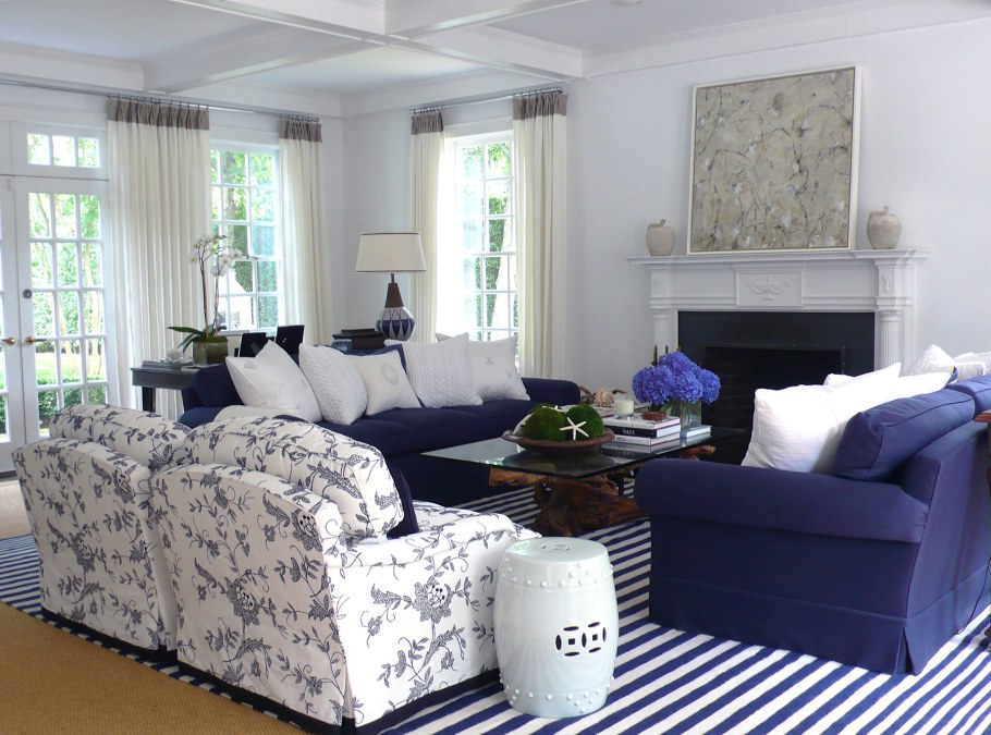 2 Дивана разных цветов в гостиной интерьер