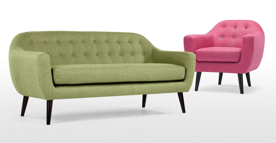 Зеленый диван на деревянных ножках