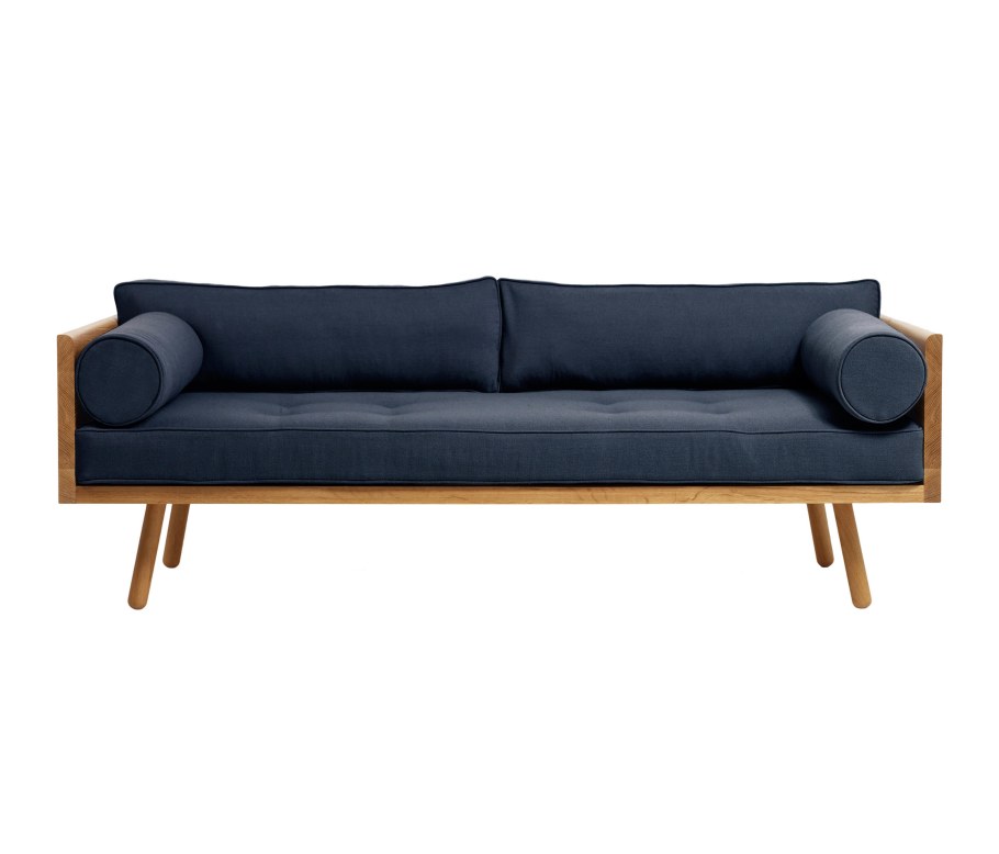 Легкий диван на ножках