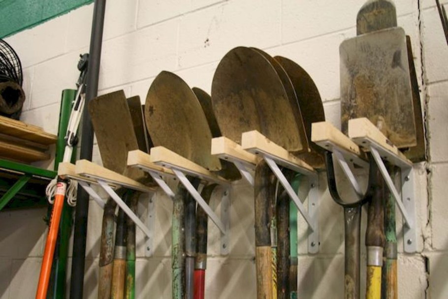 Приспособление для хранения лопат