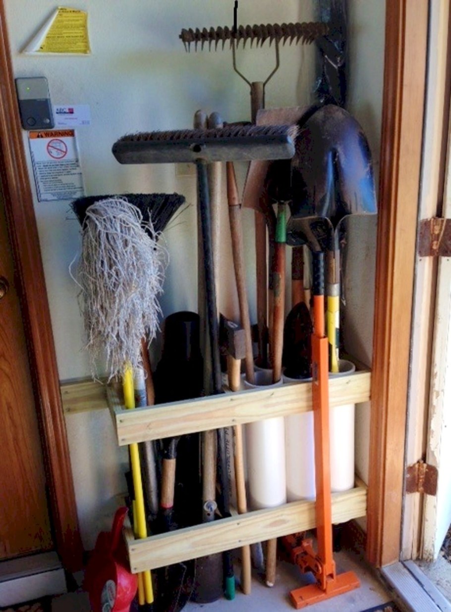 Полки для инвентаря в сарае