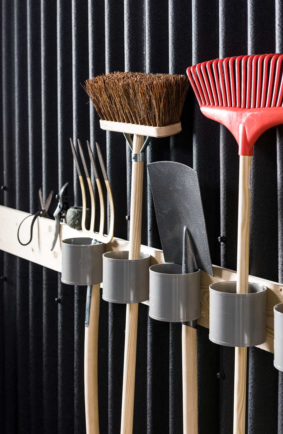 Приспособления для хранения садового инвентаря