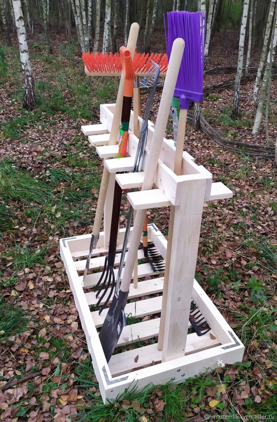 Подставка под садовый инвентарь