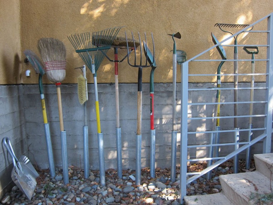 Стойка для лопат вил граблей