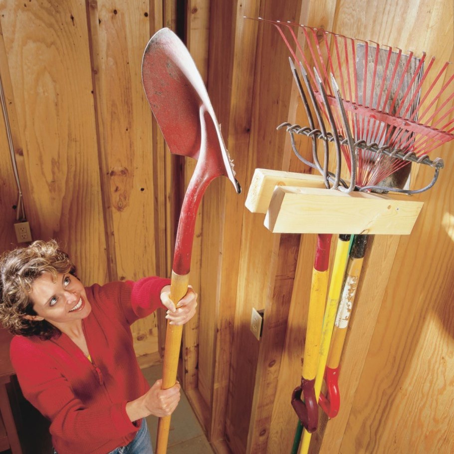 Вешалка для лопат и граблей