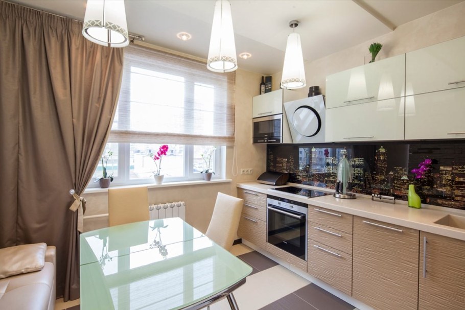 Планировка кухни с большим окном