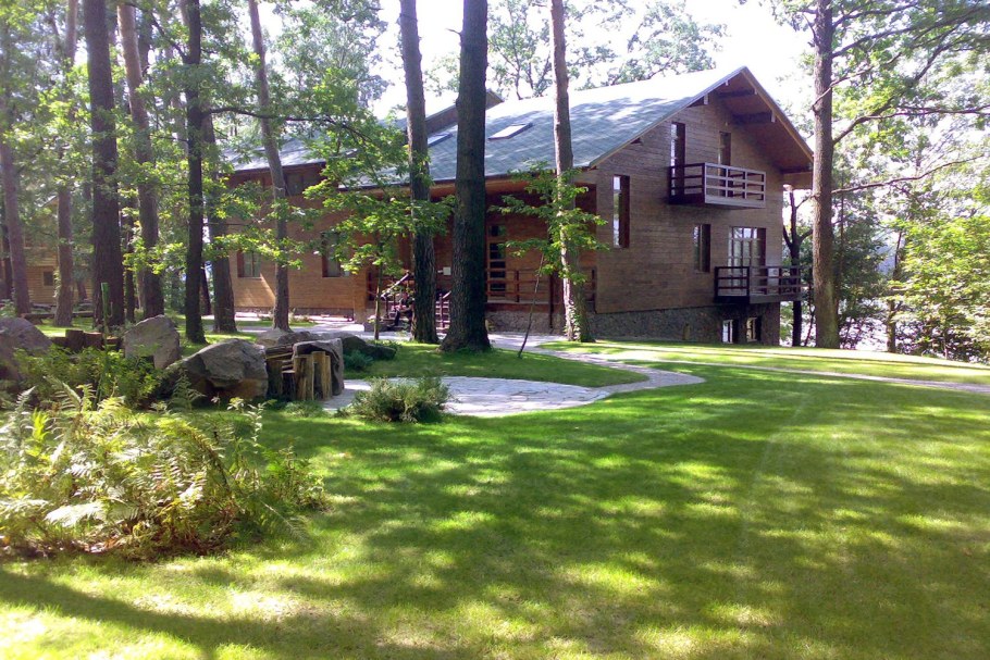 Дом Каленов в лесу у озера