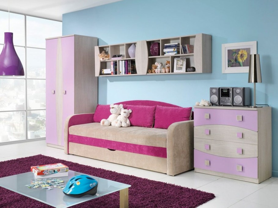 Комната для девочки с диваном