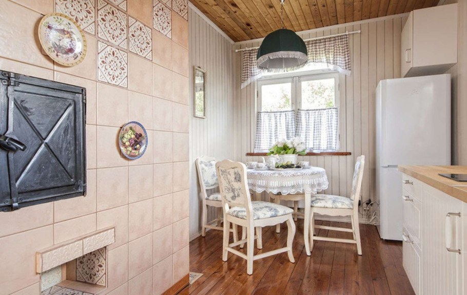 Деревянный дом белого цвета