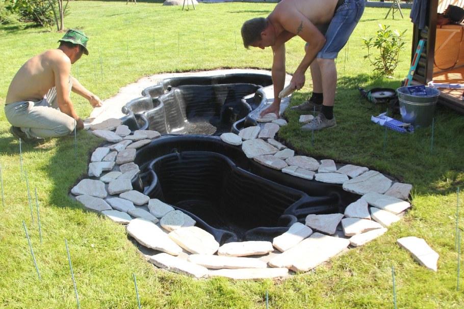 Декоративный пруд на даче