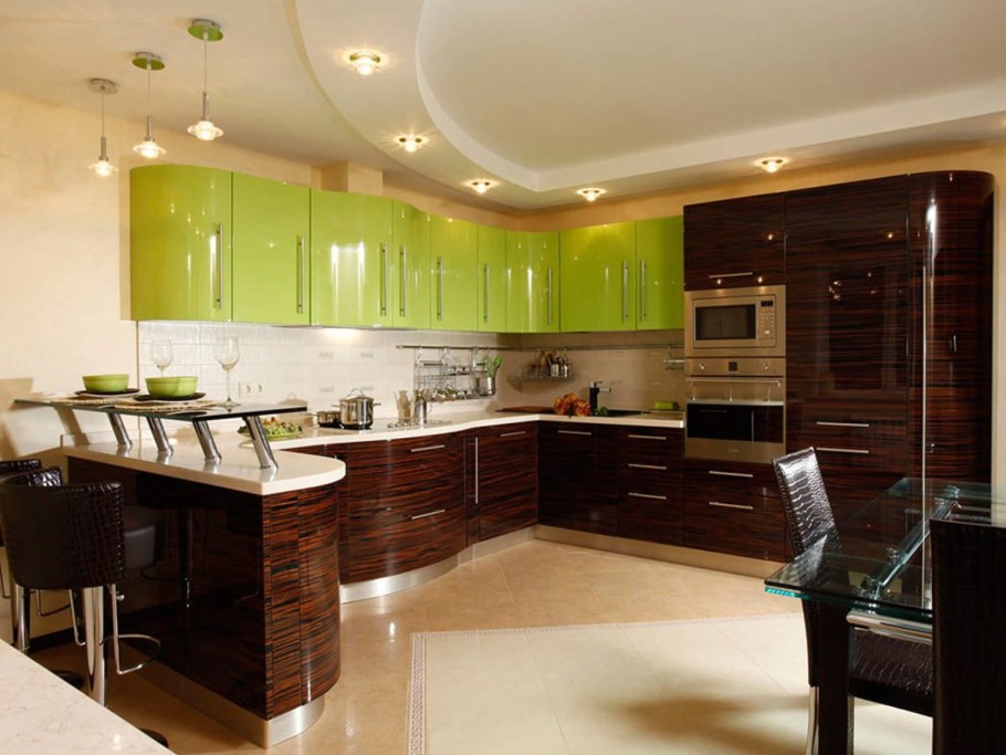 Угловая кухня с барной стойкой