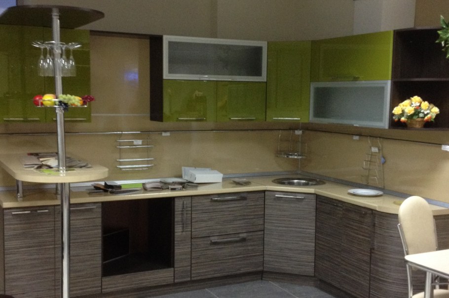 Прямые кухни с барной стойкой