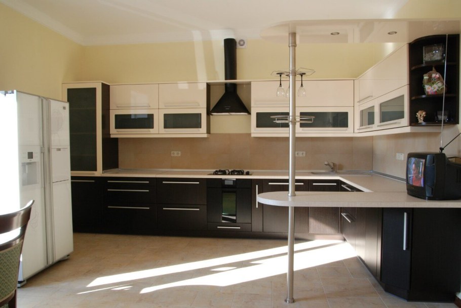 Угловая кухня с барной стойкой