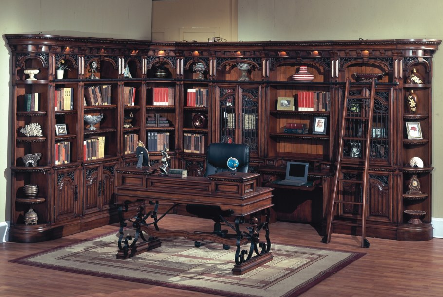 Стол в библиотеке