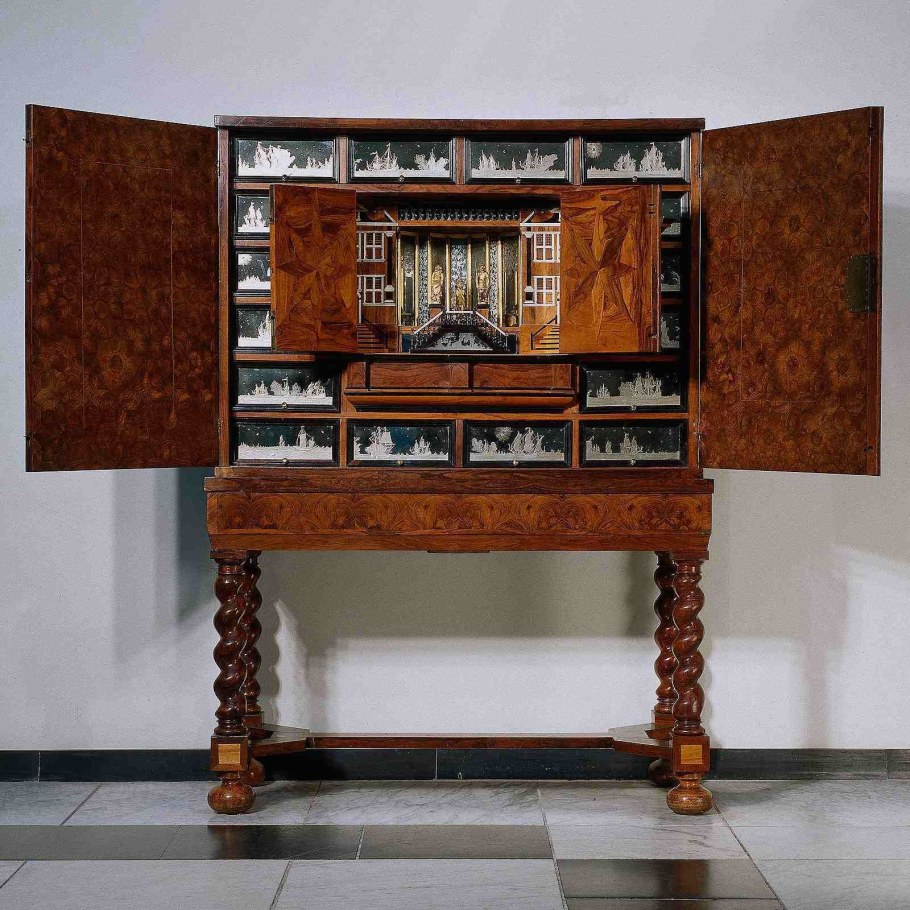 Секретер 17 века