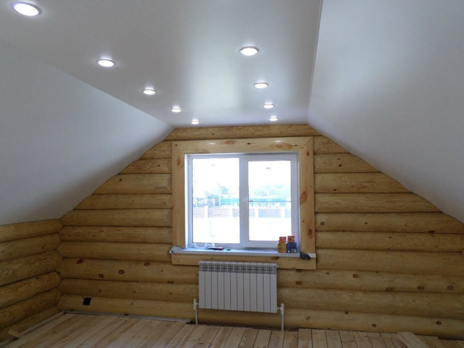 Натяжной потолок на мансарде