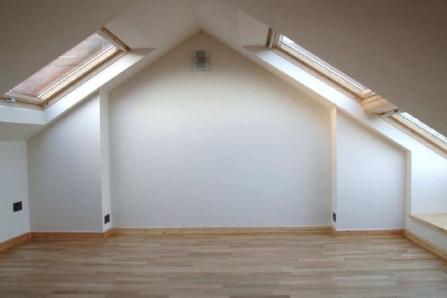 Пустая комната мансарда