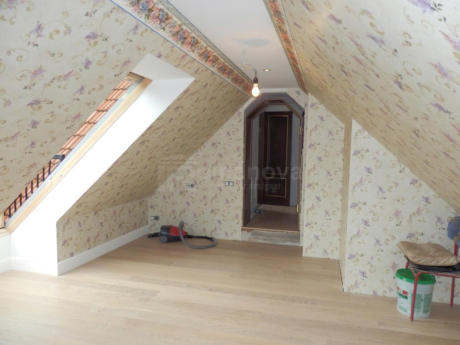 Отделка потолка мансарды