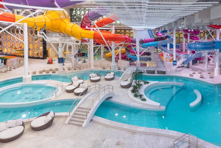 Девушка в бассейне в Лужниках