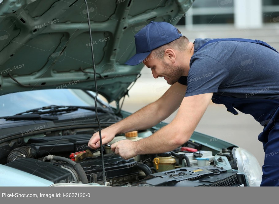 Открытый капот машины