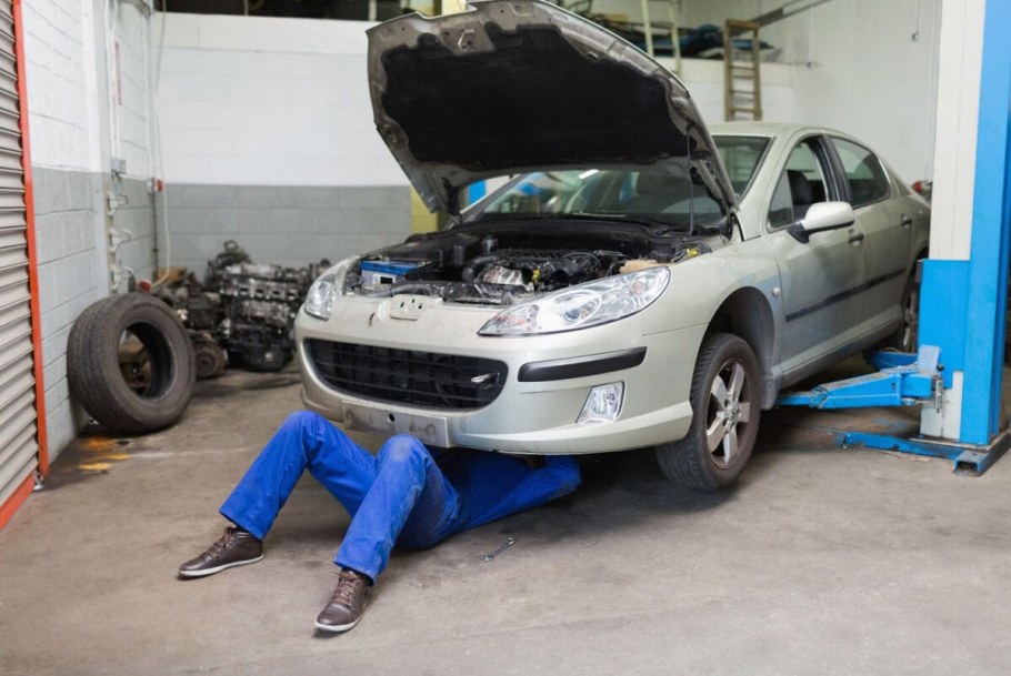 Ремонтирует машину