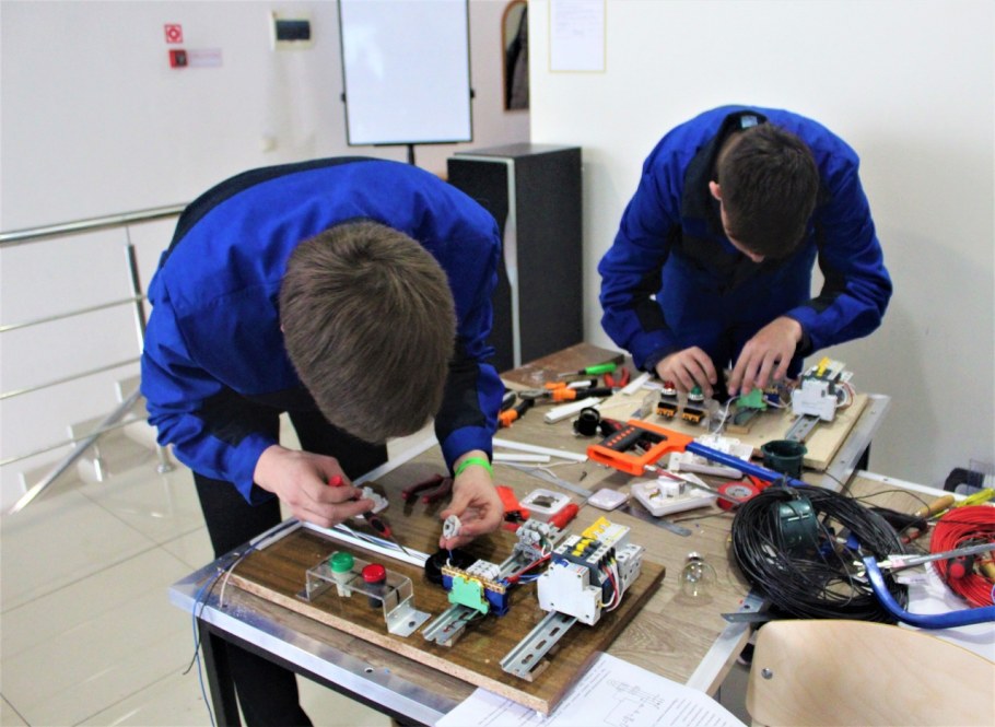 Электромонтер по ремонту