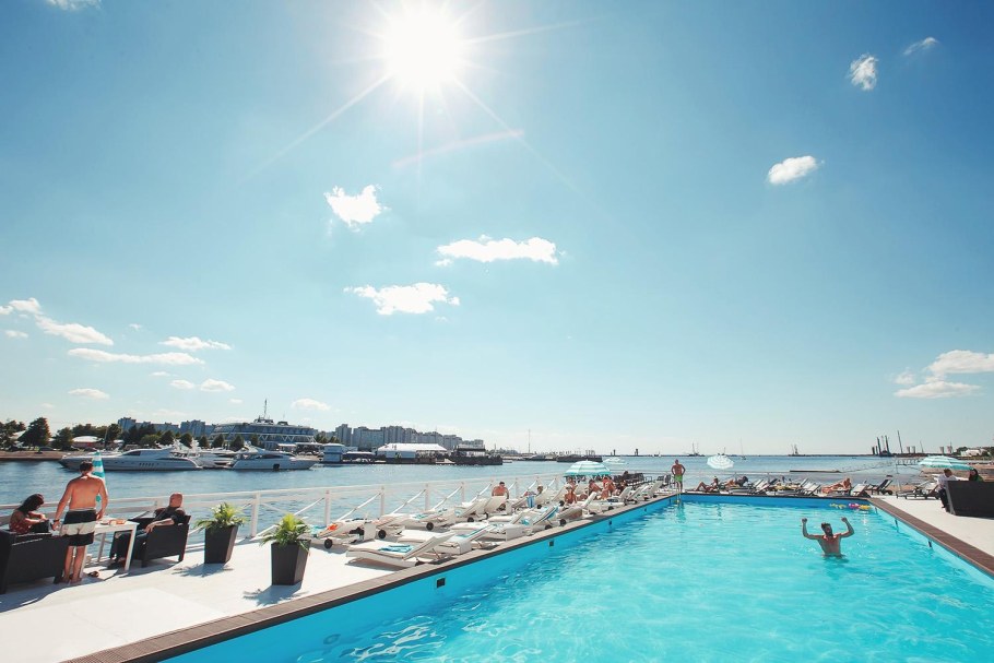 Открытый бассейн на Ладожской СПБ