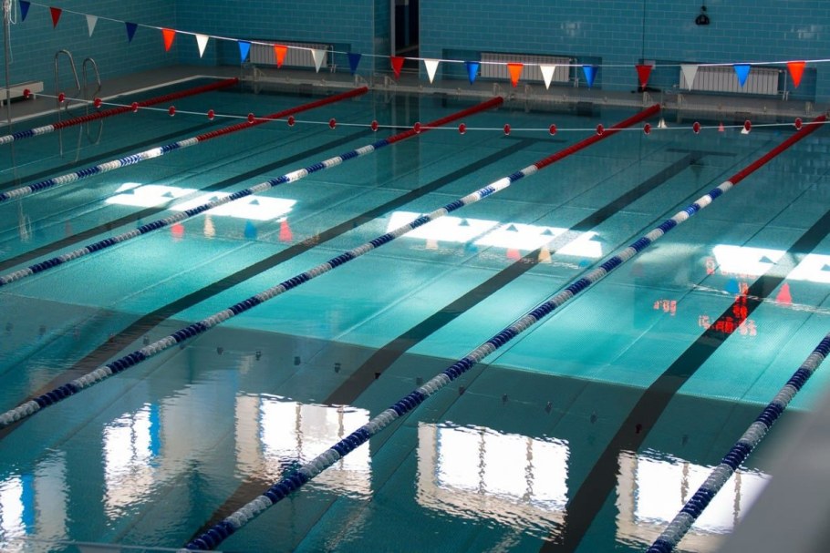 Бассейн на улице высокий