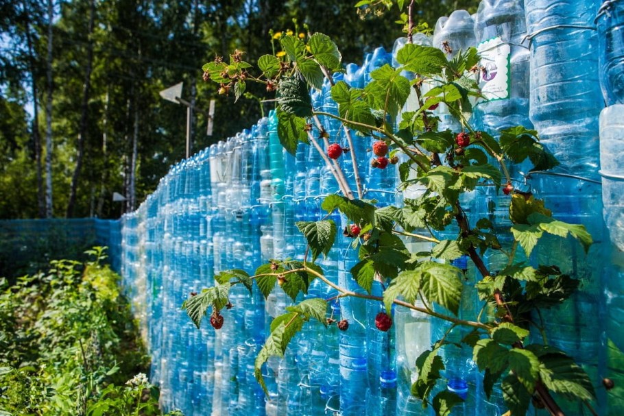 Забор из пластиковых бутылок