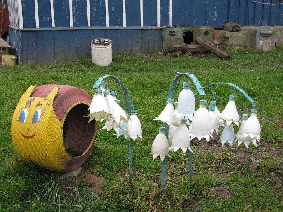 Пластиковые бутылки в огороде