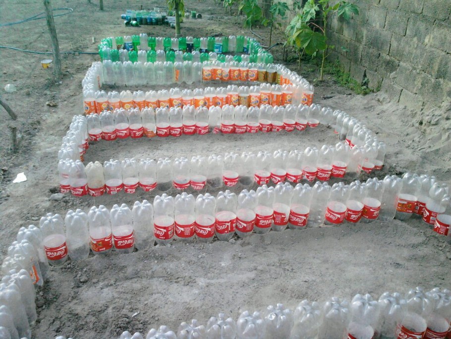 Изделия из пластиковых бутылок для сада