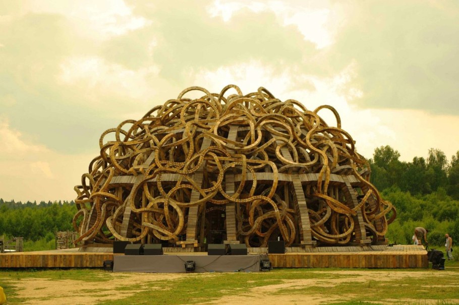 Зайцы полетели Киров скульптура